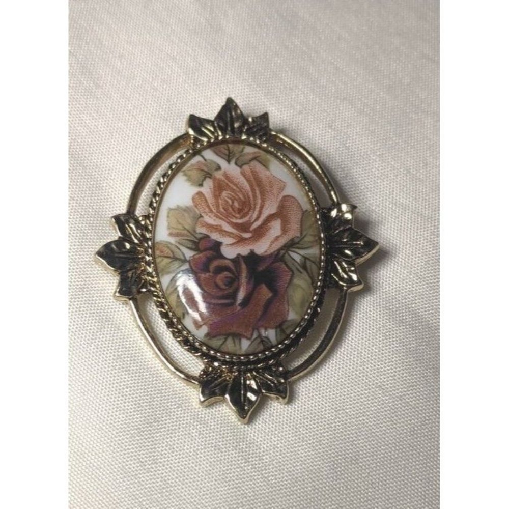 Vintage 1977 Stunning Sarah Coventry Rose Marie Brooch Pendant Framed Roses